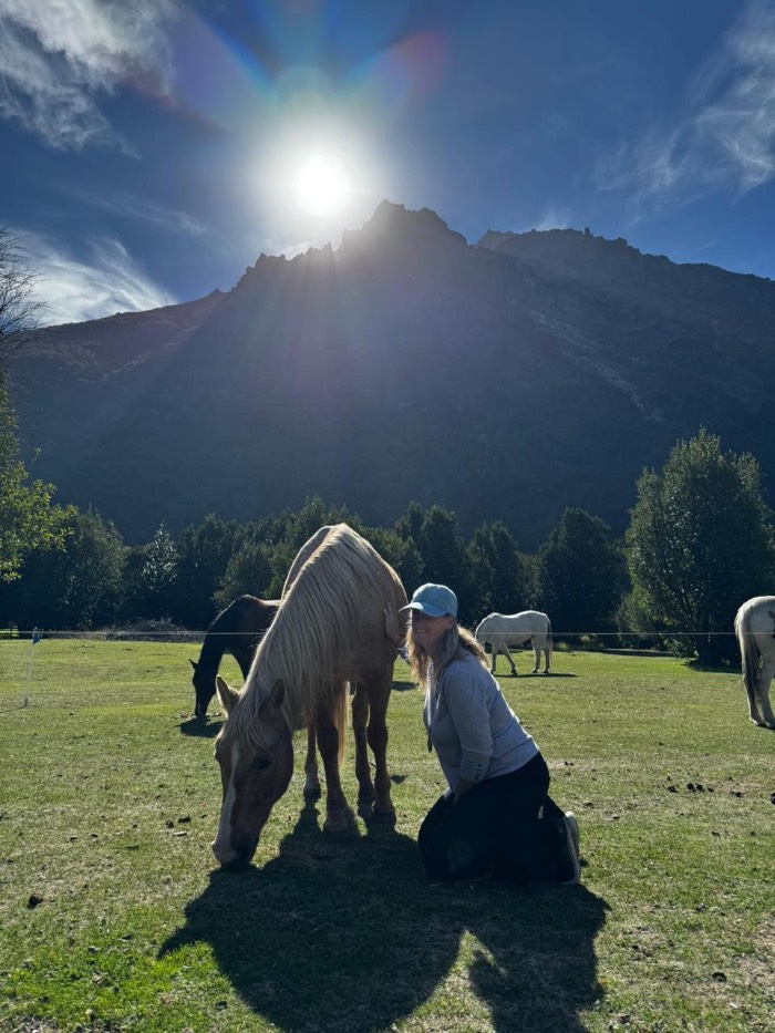 Junto a un caballo bajo el sol de la montaña