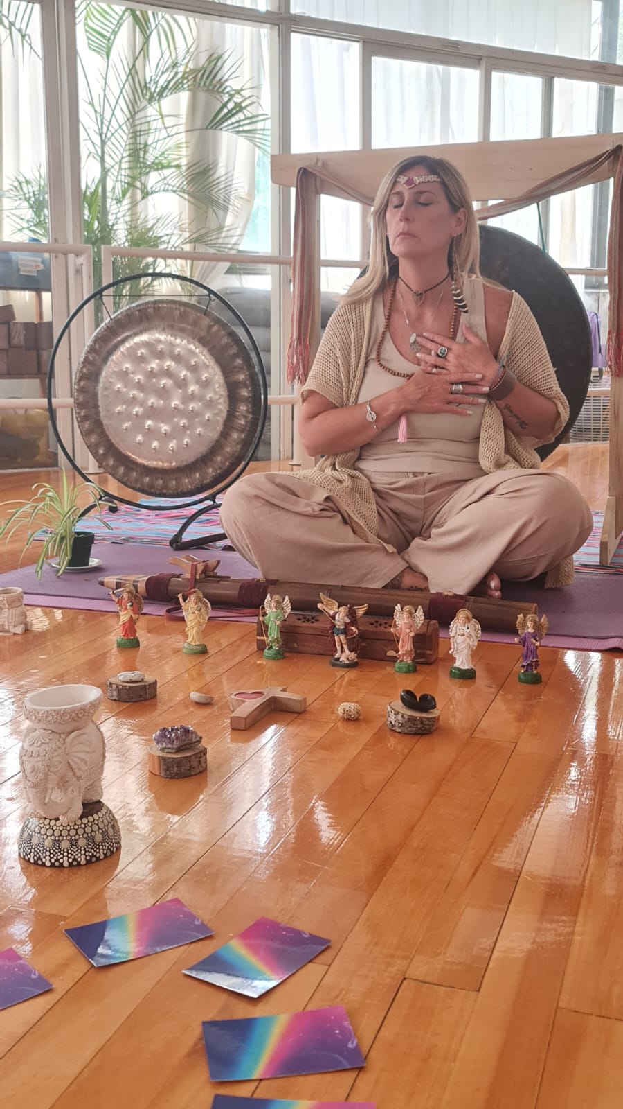 Karu facilitando una práctica grupal