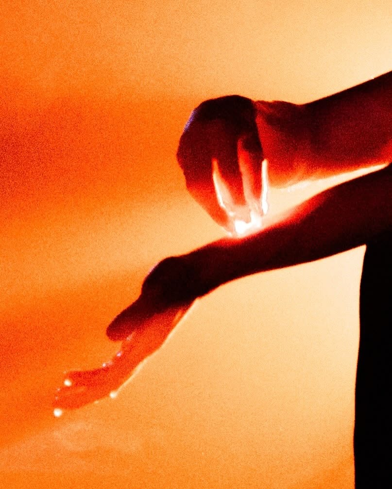 Mano en la luz cálida
