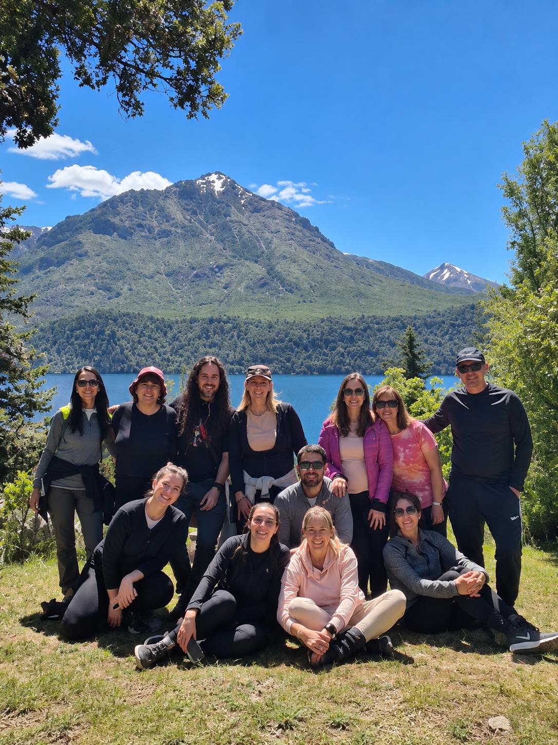 Grupo de retiro frente a la montaña