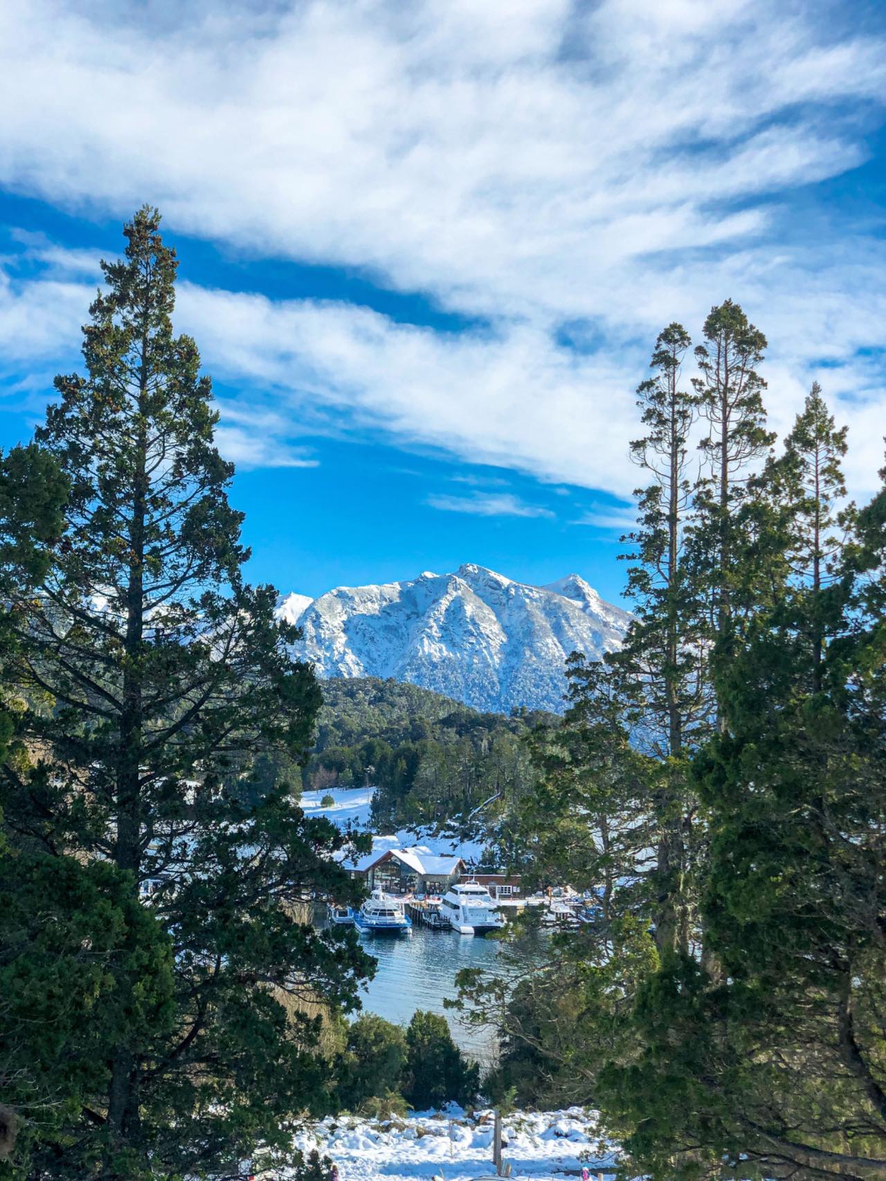 Caminar entre montaña y bosque
